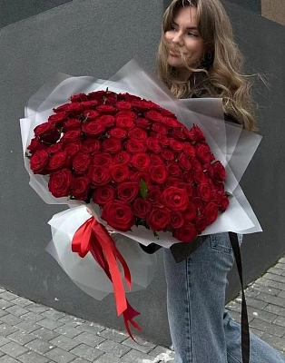 85 красных роз 50 см