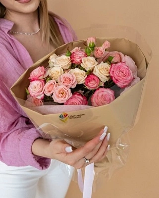 Букет из 7 нежных кустовых роз 40/50 см