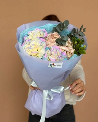 Изысканный букет из роз, альстромерии и гортензии