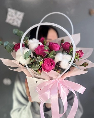 Нежная композиция из кустовых роз, эвкалипта и хлопка