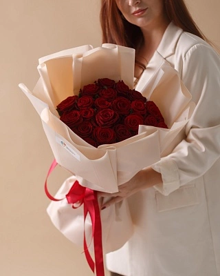 25 красных роз 50/60 см в оформлении 