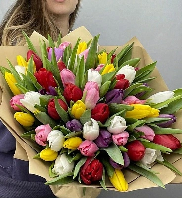 51 разноцветный тюльпан в оформлении