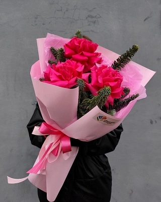 Зимний букет с малиновыми французскими розами