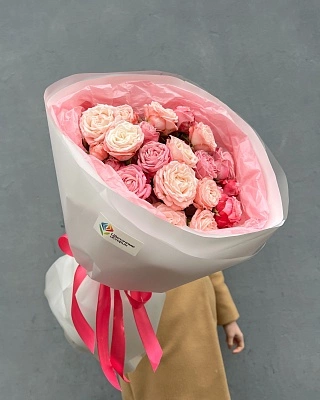 Монобукет из 7 нежных кустовых пионовидных роз 50/60 см