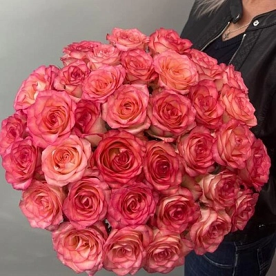 Букет из 35 бело-розовых роз 40 см под ленту