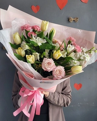 Составной букет из мимозы, диантусов и тюльпанов