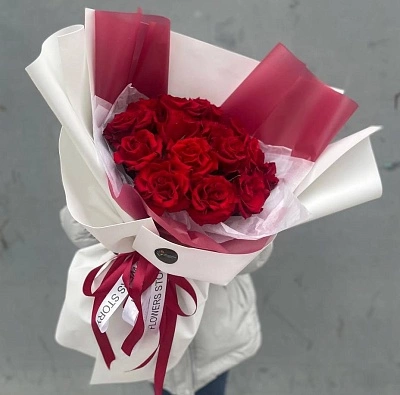 Гигант из красных французских роз в оформлении