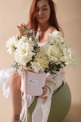 Композиция из 11 французских роз с зеленью