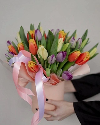 35 разноцветных тюльпанов в коробке