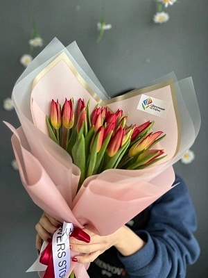 Букет "19 огненных тюльпанов в оформлении"