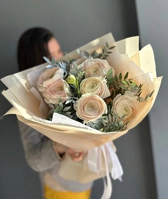 7 ранункулюсов с зеленью