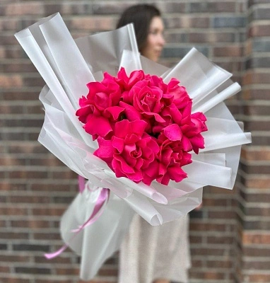 7 малиновых французских роз в оформлении