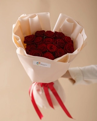 15 красных роз 50/60 см в оформлении 