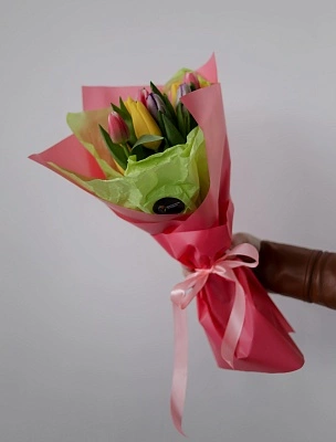 15 разноцветных тюльпанов