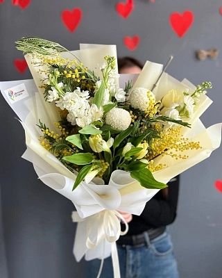 Составной букет из мимозы, альстромерии и тюльпанов