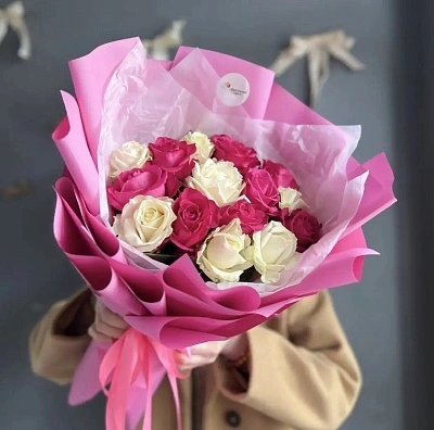15 бело-розовых роз 40 см 
