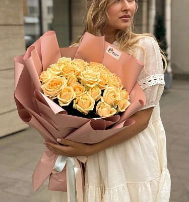 25 персиковых роз 50/60 см