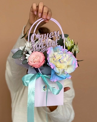 Милая композиция из роз, эвкалипта и альстромерии