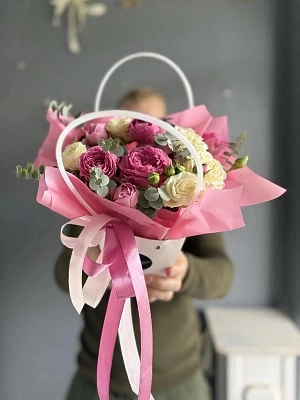 Композиция "Кустовые розы с эвкалиптом"
