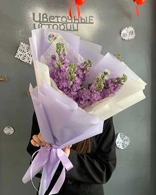 5 сиреневых маттиол в оформлении