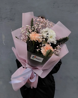 Составной букет из нобилиса, гипсофилы и диантуса