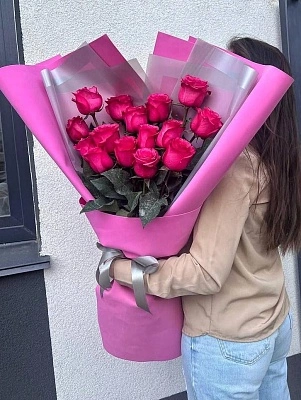 Гигант из ярко-розовых роз
