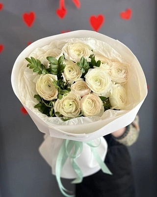 11 ранункулюсов с зеленью