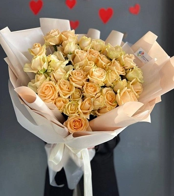 Гигант из 35 персиковых роз 