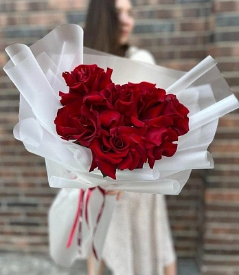 7 бордовых французских роз в светлом оформлении