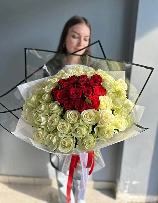 55 белых и красных роз 50 см