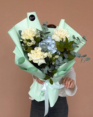 Сияющий букет из гортензии, вибурнума и роз