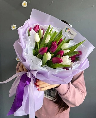Букет "25 белых и фиолетовых тюльпанов в оформлении"