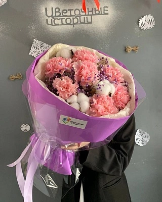 Ажурный букет из диантусов, хлопка и гипсофилы