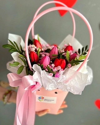 Композиция из тюльпанов и гипсофилы в сумочке S