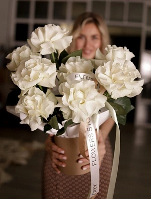 Белые французские розы в коробке М