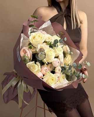 Нежнейший букет из белых роз, кустовых роз и эвкалипта