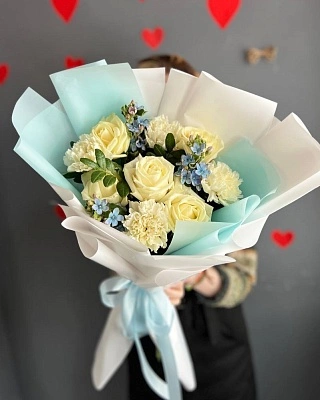 Сборный букет из роз, диантусов и твидии