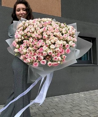 65 пионовидных кустовых роз