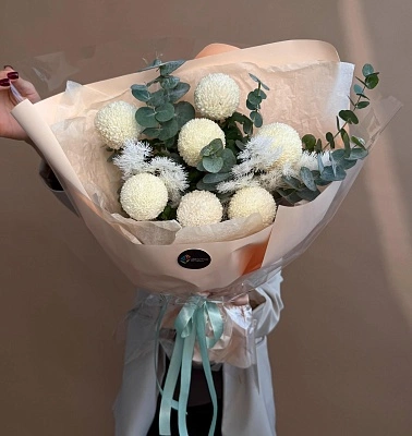 Большой букет нежных хризантем с зеленью