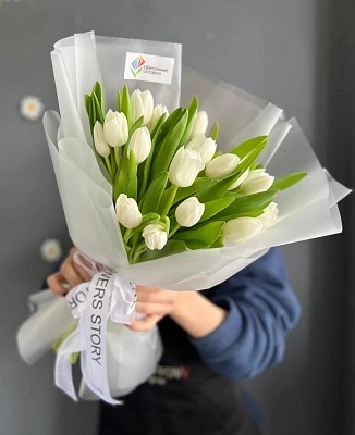 Букет "19 белых тюльпанов в оформлении"