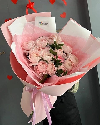 15 ранункулюсов с зеленью