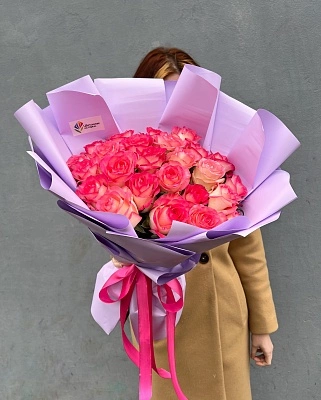 Букет из 25 бело-розовых роз 40 см